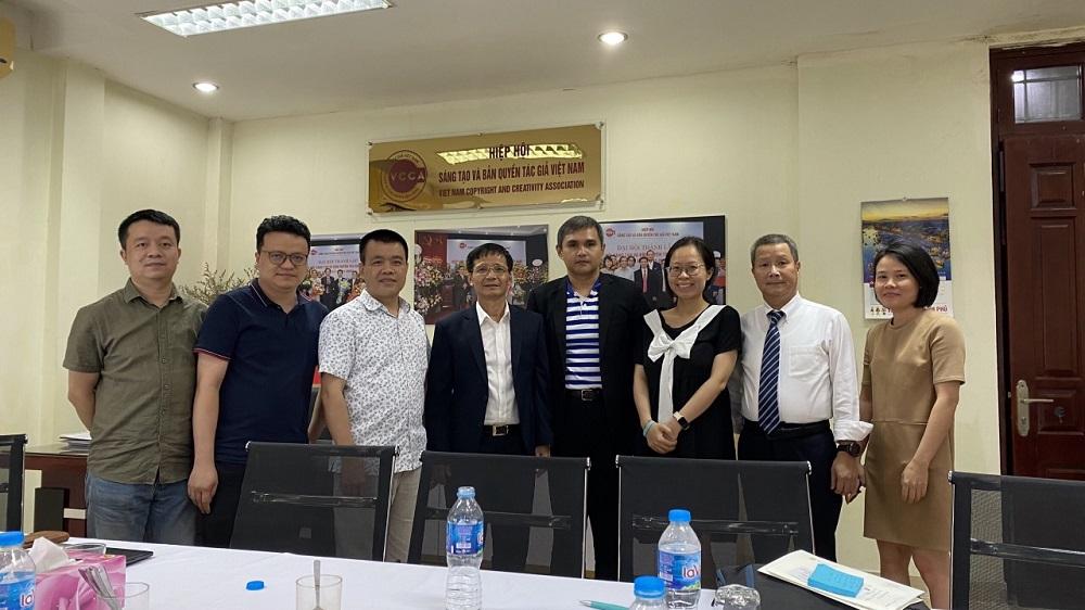 Hai bên chụp ảnh lưu niệm