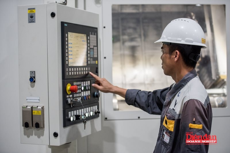 Cong nhan lam viec tai xuong dong co (1)