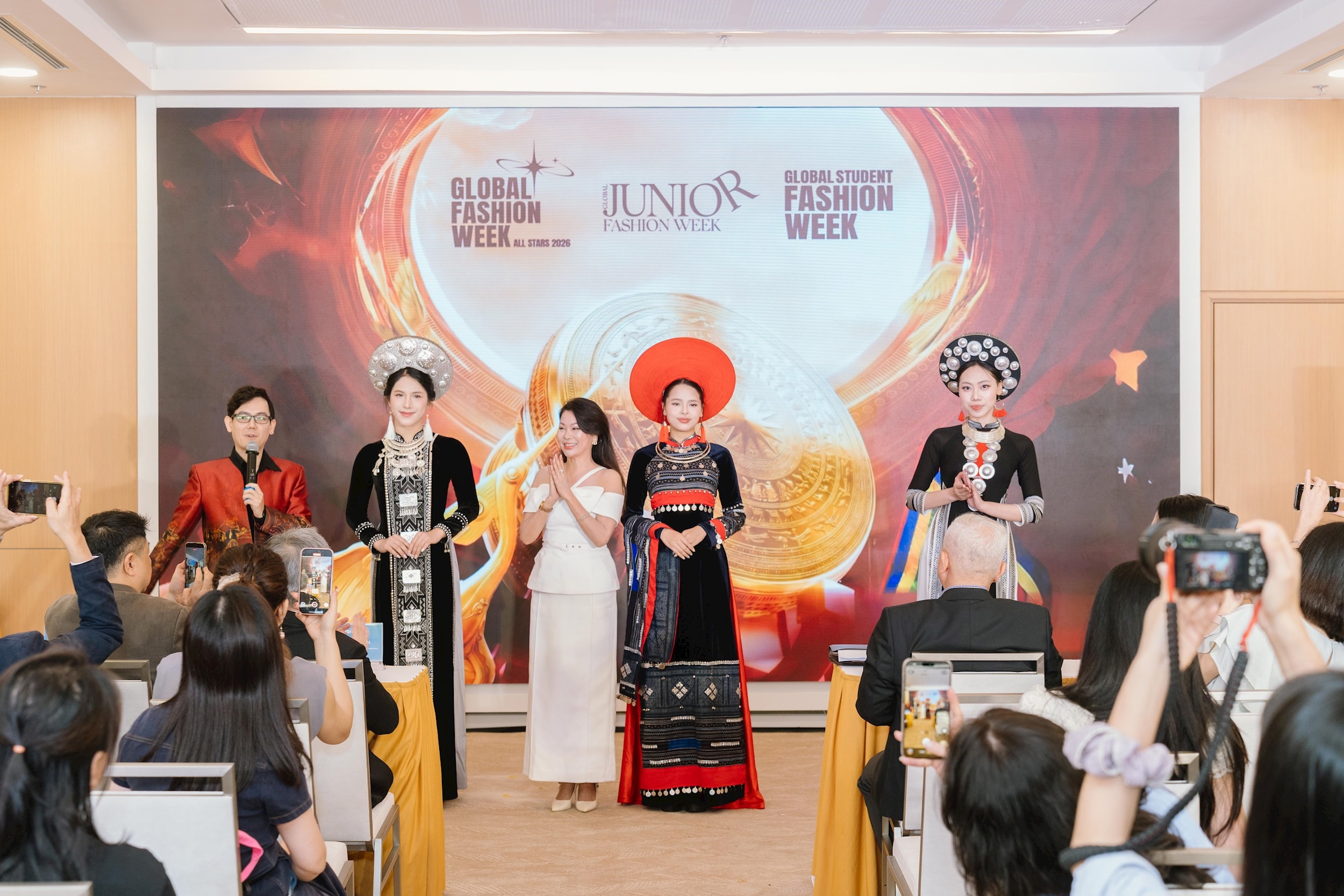 Màn trình diễn áo dài tại chương trình giới thiệu về Tuần lễ Tổ chức Sự kiện và Triển lãm Việt Nam 2026. Ảnh: BTC